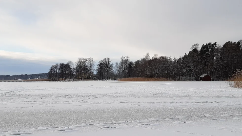En plogbil gick genom isen i Enköping under måndagsförmiddagen. De två personerna som befann sig i fyrhjuling lyckades ta sig ut ur fordonet innan det gick igenom isen. Fyrhjuling ligger dock kvar på botten.