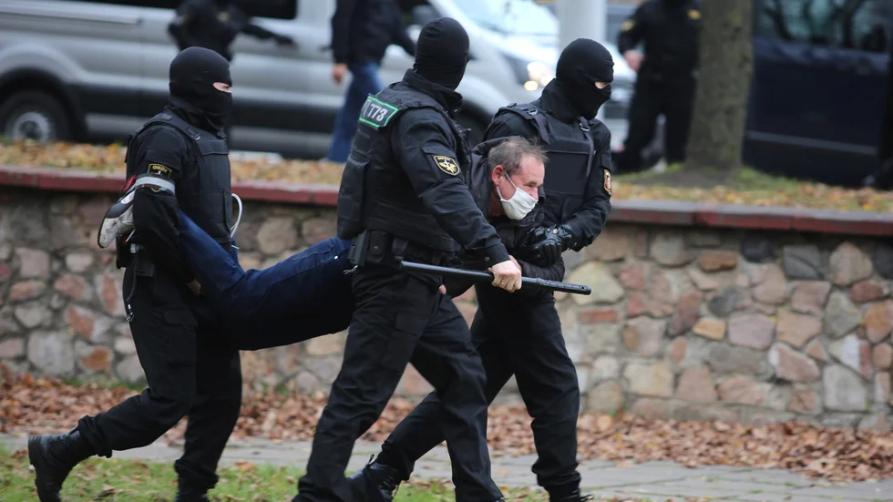 En man bärs iväg i armar och ben vid en demonstration i Minsk, den 1 november i fjol. Arkivbild.