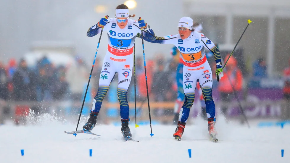 Moa Lundgren och Charlotte Kalla i stafetten i Lillehammer för ett drygt år sedan.