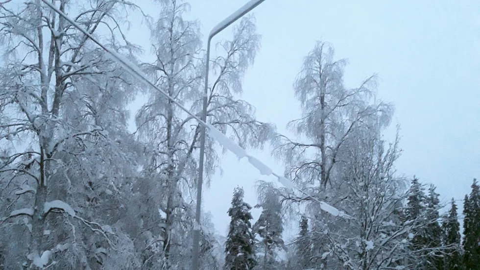Carl-Henry Lundström bor på Västerngatan i Glommersträsk och han har skrivit ett avtal med Arvidsjaurs kommun för att ta över belysningsanläggningen.