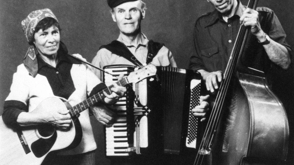 Nanna Helin, sångerskan i Thores Trio, till vänster i bild, figurerar i Jan-Erik Larssons insändare.