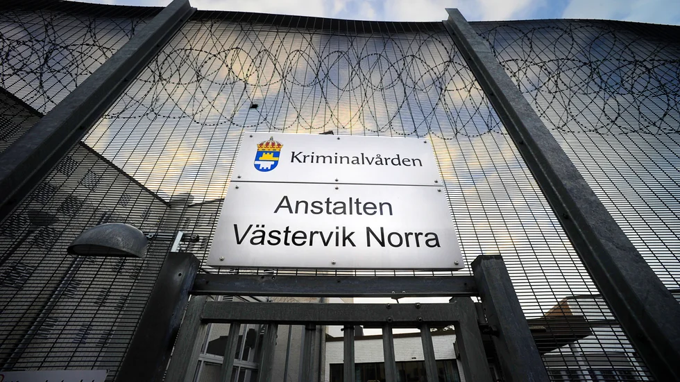 Enligt polisen ska mannen ha blivit hotfull när en kriminalvårdare inte lät honom tala med en intagen över telefon.