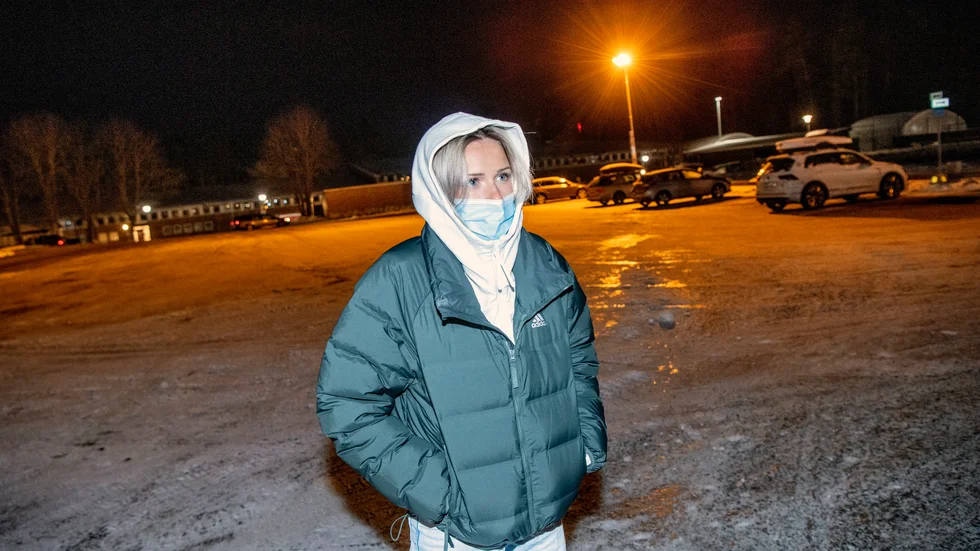Skidåkaren Frida Karlsson på väg in för att göra ett covid-19-test inför världscuptävlingarna i Falun.