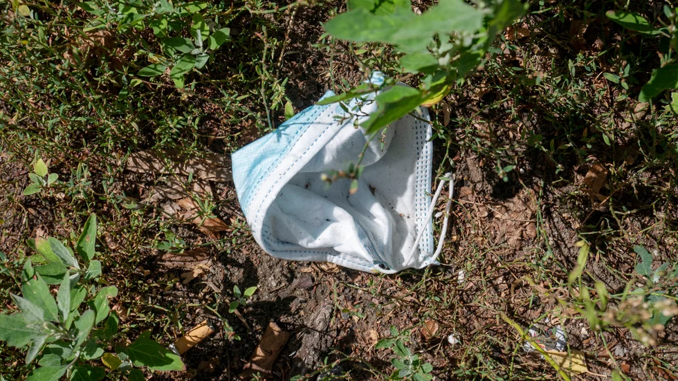 Släng inte munskydden i naturen, skriver Carina Andersson Steen.