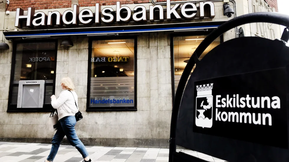 Handelsbanken hårdbantar och ska stänga 180 av sina 380 kontor innan slutet av 2021. I samband med detta minskar personalstyrkan med cirka 1000 personer