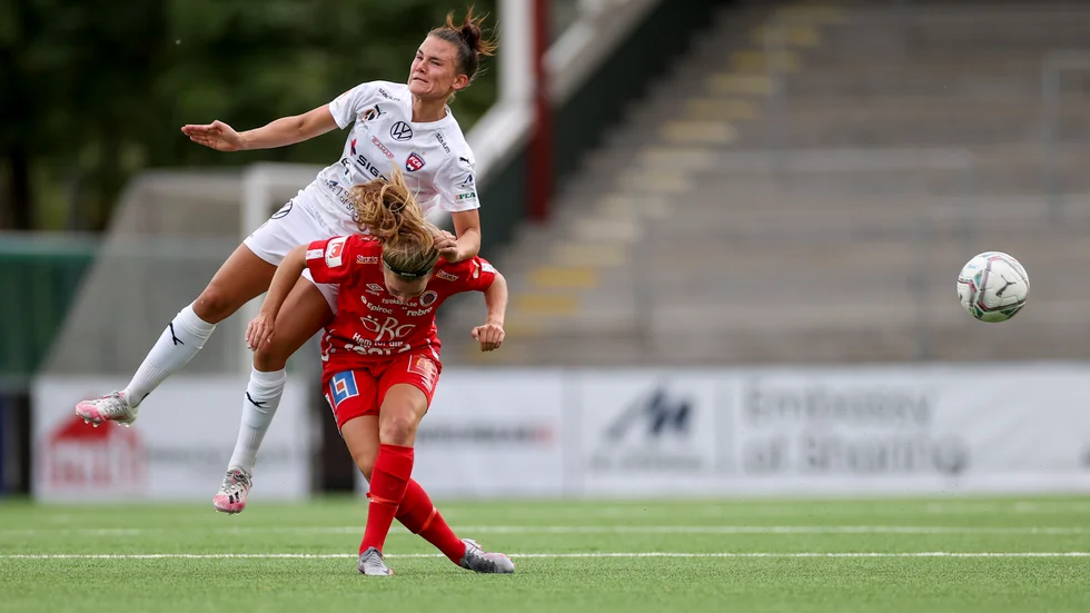 Örebros Heidi Kollanen, i rött, har dragit korsbandet.