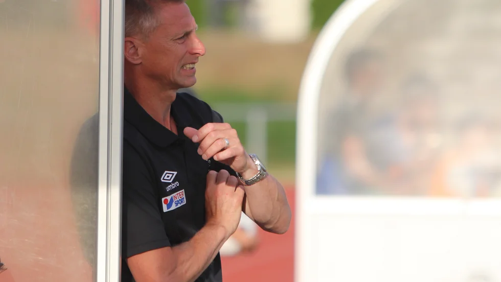 KSK-tränaren Mikael Lang fick konstatera att hans unga manskap inte räckte till mot serieledaren.