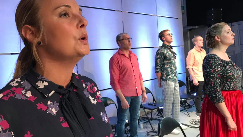Kören Legato från Gimo står för sånginsatserna i dokumentärmusikalen "Ensemblen" som spelas på Köttinspektionen i Uppsala 19–20 september. Den 17 och 18 oktober ges den på Zodiaken i Gimo.