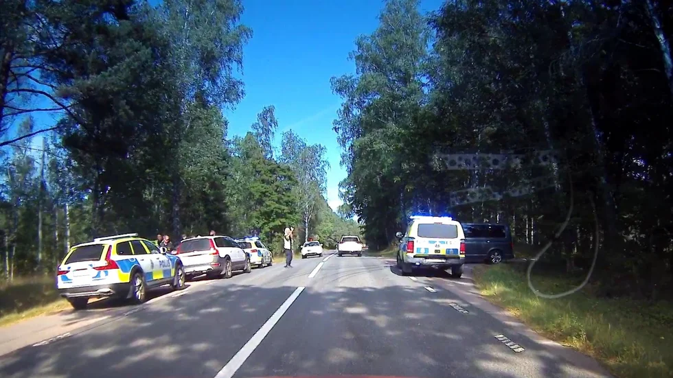 Polispådrag på väg 214, där rånaren prejades av vägen. 