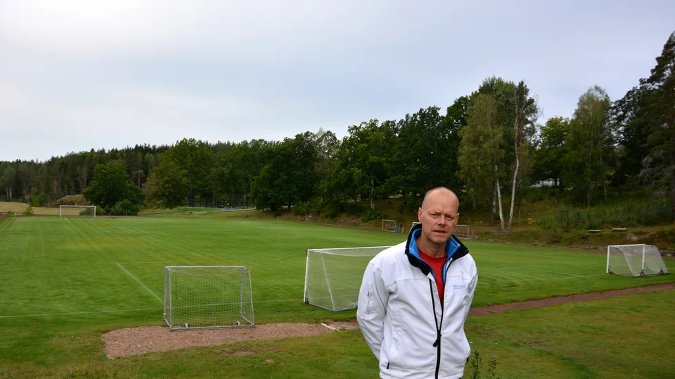 Jesper Filipsson, ordförande i styrelsen för Nils Liedholms cup framför Liedholm-planen på Grännäs IP.