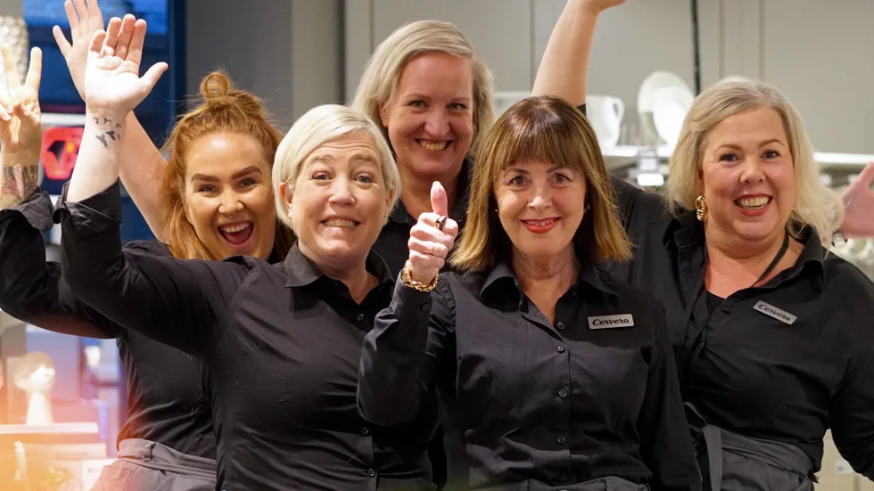 Medarbetarna på Cerveras butik i Skellefteå: Från vänster Frida Sundbom, Erika Olsson, Ulrika Åkerberg, Rita Brandt-Wikström, Jennie Larsson. Saknas på bilden gör Bim Bergmark