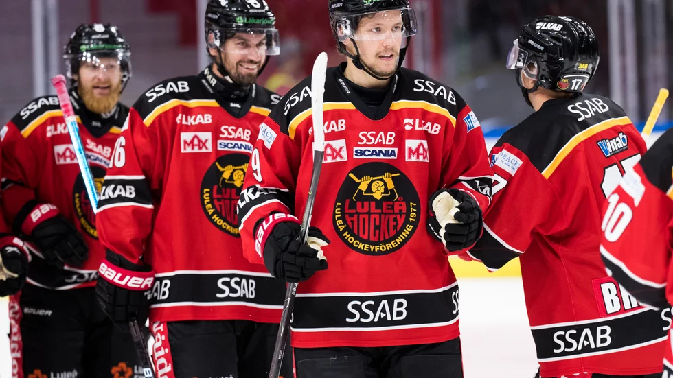 Luleå Hockey Victor Berglund, i mitten, flankeras av Niklas Olausson och Isac Brännström efter sitt segermål mot Skellefteå.