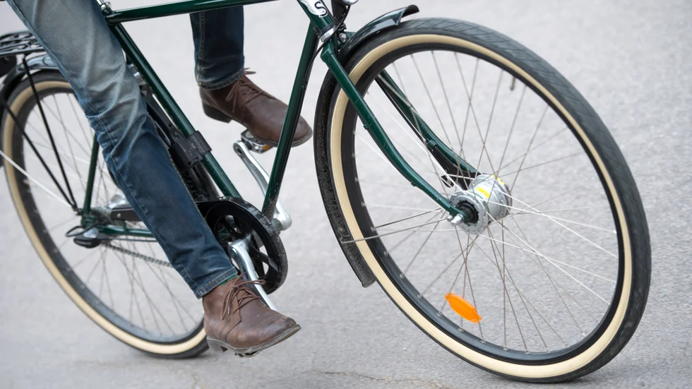 Mannen ringde polisen från cykeln.