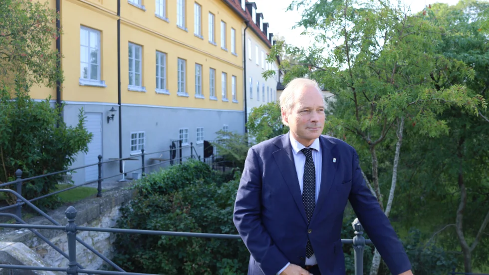 Landshövding Anders Flanking i residensets trädgård, där fyra män olovligen tog sig in en natt i juni förra året.