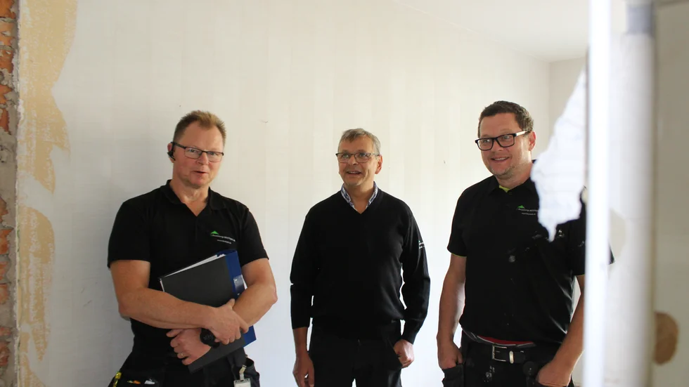 Mikael Karlsson, projektsamordnare, Fredrik Klint, vd  och Johan Fogelklou, som kombinerar studier till byggprojektledare med praktik och arbete på Åtvidabergs Bostads AB Smällgatan 6A där tolv mindre lägenheter ska bli till sex större.