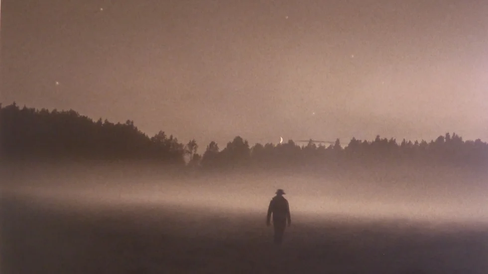 Flanör i dimljus. Fotografi av Johan Strindberg.