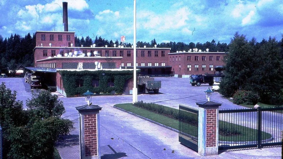 
1.	När MC:s mejeri i Katrineholm invigdes 1950 var det, i alla fall vad smörtillverkningen beträffar, störst och modernast i Europa. Bilden är från den tid då mjölken fraktades från gården till mejeriet i 50-literskrukor.


