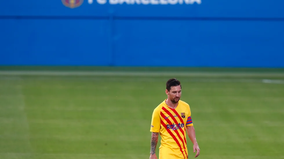 Lionel Messi fick inte lämna Barcelona. Han får trösta sig med att vara den bäst betalde fotbollsspelaren i världen.