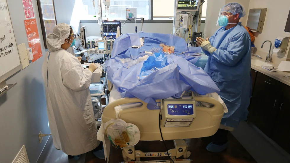 En covidpatient får vård i Bakersfield i Kalifornien tidigare i veckan.