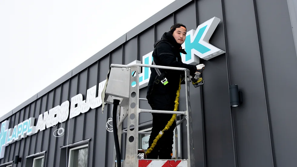 Isac Alalehto från Reklamtrion jobbade med Lapplands djurkliniks skylt under fredagseftermiddagen. I mars får Luleå ytterligare en veterinärmottagning