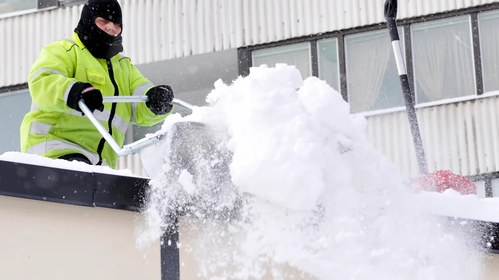 När snön överstiger en halvmeter kan det vara dags att skotta taket. 