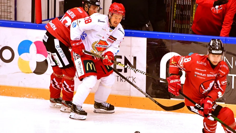 Almtunas Christian Hägg, här mot Vita Hästen där han gjorde mål, är på väg mot sin bästa säsong någonsin. Nu väntar Västerås på bortaplan.