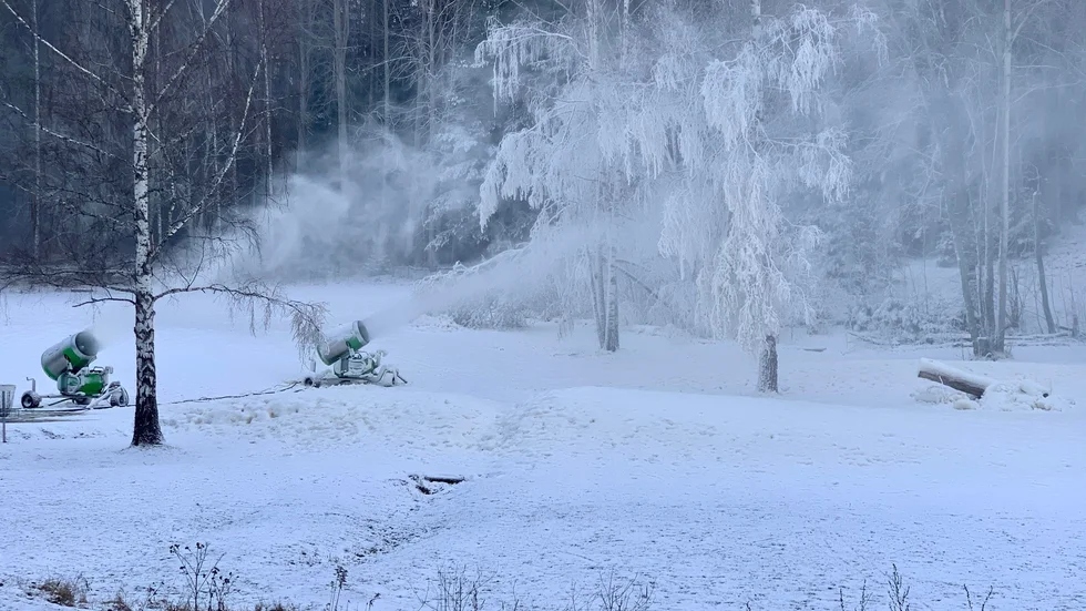 Snökanonerna gick för fullt i Vilstabacken i Eskilstuna och längs de intilliggande skidspåren.