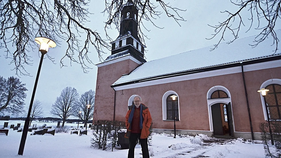 Utanpå är Ekeby kyrka rosa och inuti döljer sig några kulturskatter.