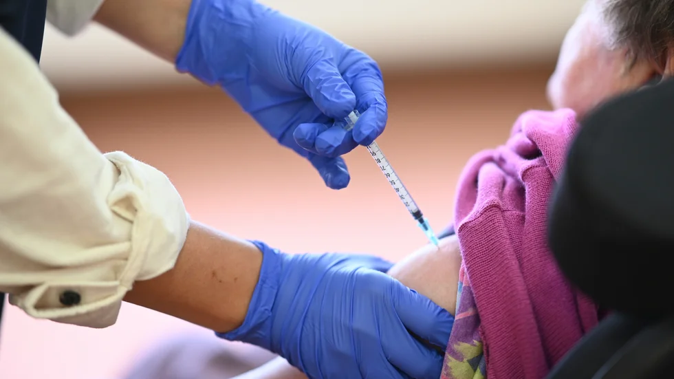 Nästa vecka inleds fas 2 och de över 80 år får möjlighet att börja vaccinera sig.