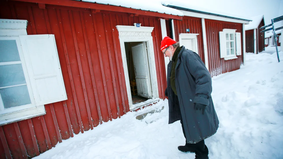 Kyrkstugan 261 har ett centralt läge. På andra sidan Sockenvägen ligger Nederluleå kyrka. 