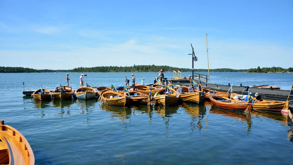Rågö är en av platserna som utmärks i Länstyrelsens nya guide. Bilden är tagen angränsande till Rågödagarna och föreställer en del träbåtar.