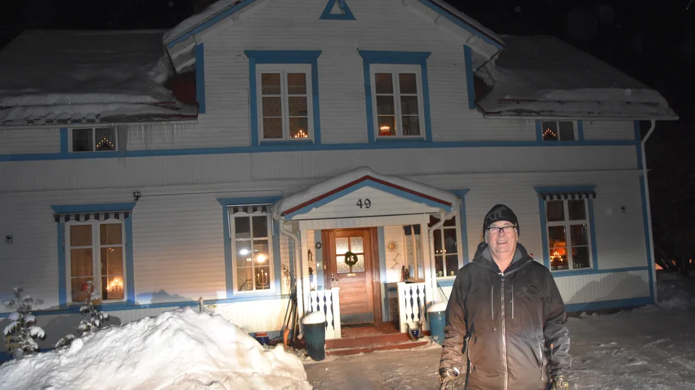 Thorbjörn Enberg utanför Klusåkungens hus i Harads. 