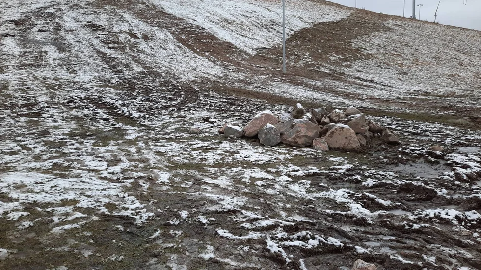 Vid foten av pulkabacken i Vilsta ligger den här stenhögen.