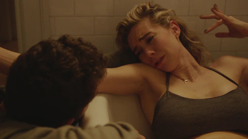 Shia LeBeouf som Sean och Vanessa Kirby som Martha i den starka Netflixfilmen "Pieces of a woman". Pressbild.