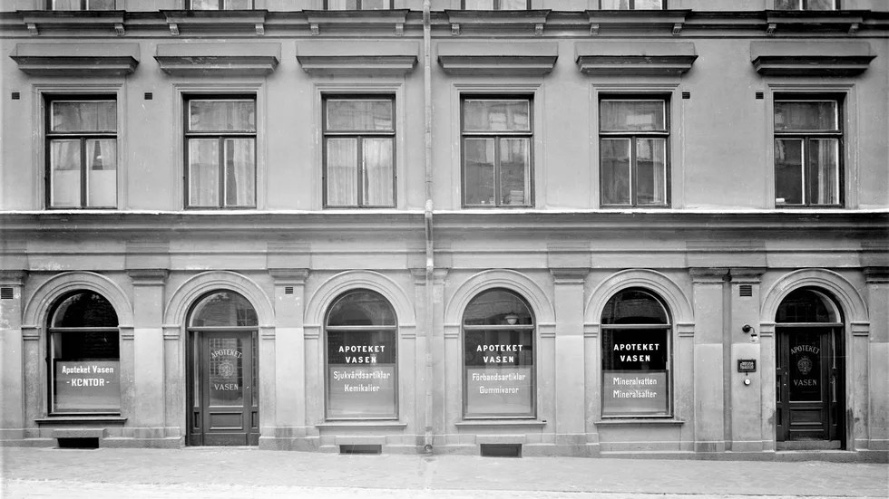 Apoteket Wasen flyttade 1913 in i den då nyuppförda byggnaden på Storgatan 33. Huset var ritat av Isak Gustaf Clason, dåtidens mest kände svenske arkitekt.