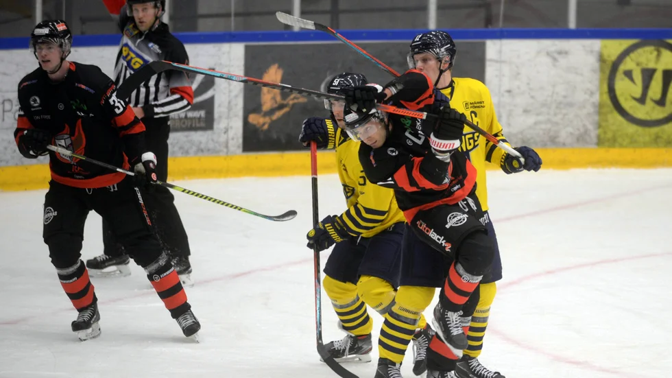 NSK och Christian Axelsson trasslade sig ur den svåra situationen som man till en början satte sig i. Laget vann premiären i fortsättningsserien med 3–2.