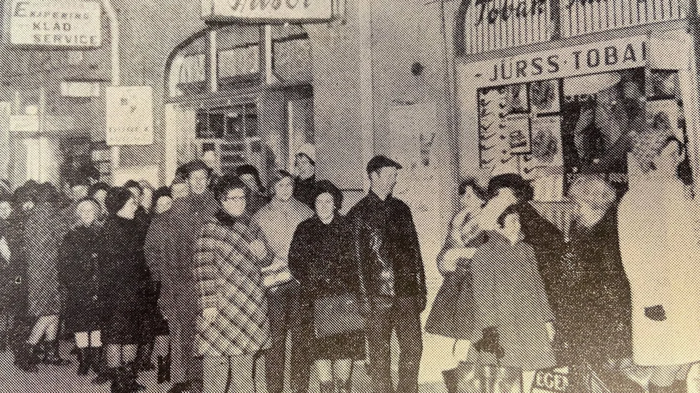 Kuriren för 50 år sedan: Så här såg det ut långt före öppningsdags utanför Jürss Tobaksaffär, där biljetterna till extraföreställningarna av Tjadden-reyn skulle säljas.
