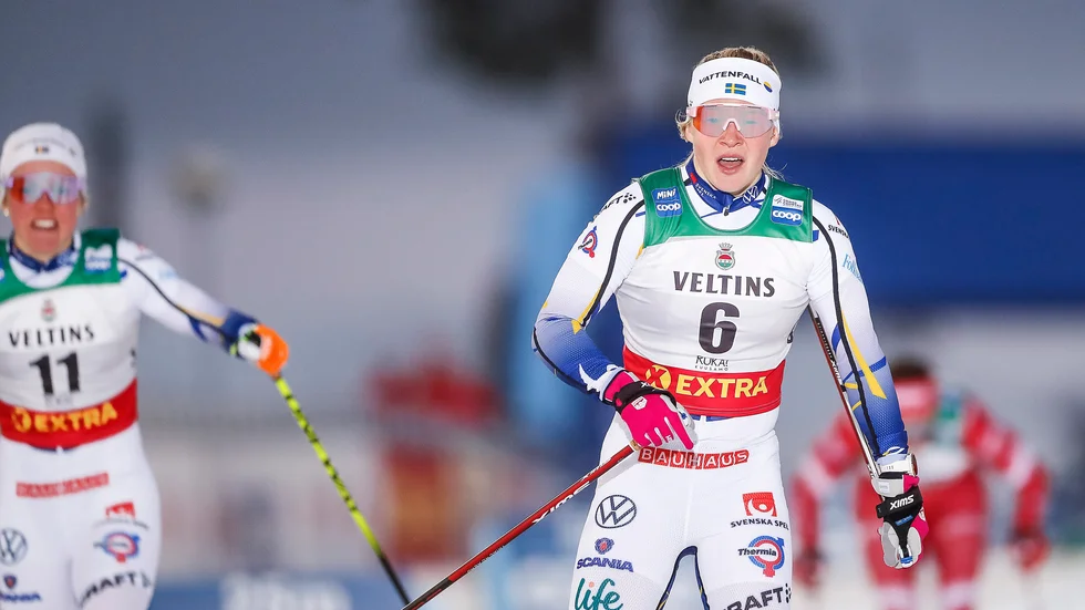 Jonna Sundling slutade trea i världscuppremiären i sprint.