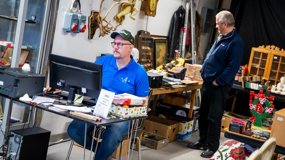 Förr krävdes det åtta personer för att få auktionen att flyta smidigt. I dag behövs inte ens en auktionsutropare. Med hjälp av ett datorprogram kan Peter Höggren på Luleå auktionsverk sköta nästan allt på egen hand.