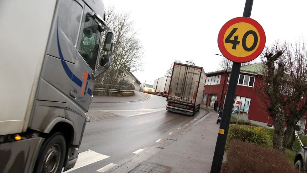Här, på Storgatan i Kisa, är sikten skymd samtidigt som många skolbarn rör sig längs sträckan. Därför vill kommunen sänka hastigheten från 40 till 30 kilometer i timmen.