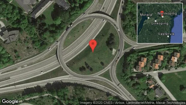 En lastbil och en personbil i trafikolycka