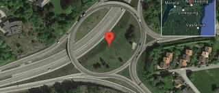 En lastbil och en personbil i trafikolycka