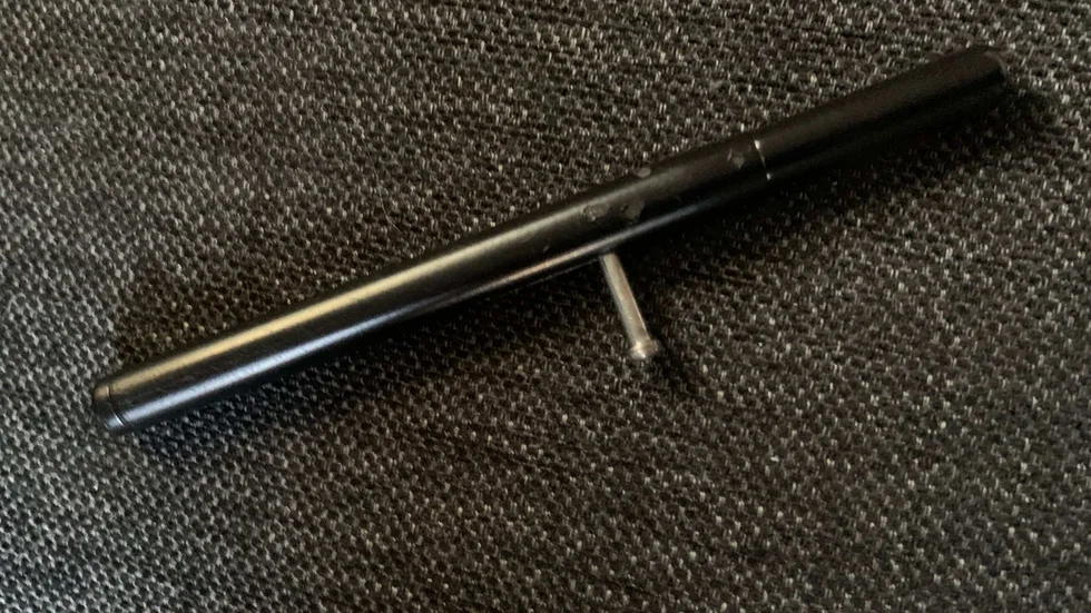 Mannen döms för innehav av två pennpistoler.