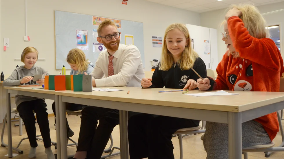 På Internationella engelska skolan i Skellefteå gör eleverna julkort som sedan skickas till vård- och omsorgsboendet Dammen.