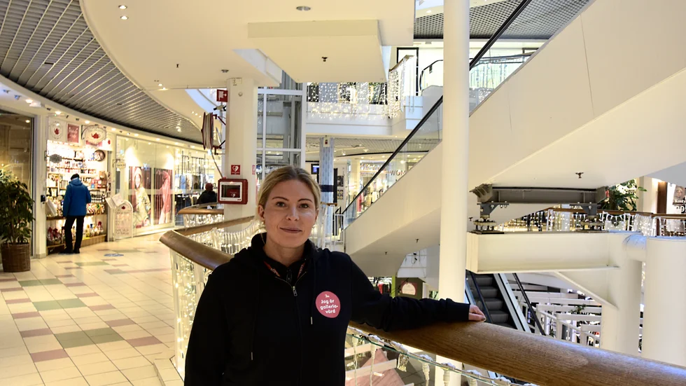 Marina Isakssons uppgifter är att se till att det inte bildas för täta köer och grupper av människor inne i gallerian.