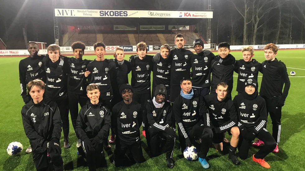 Fotboll är grejen. Motala AIF:s P06-lag satsar hårt på sin fotboll och grabbarna får träna ihop, även under pandemin. Året runt kör de. Det är fokus på utbildning och prestation, inte på resultat.