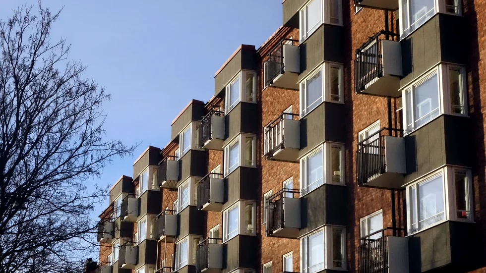 För att lösa bostadsbristen handlar det inte bara om att bygga fler hus, skriver ledarskribenten.