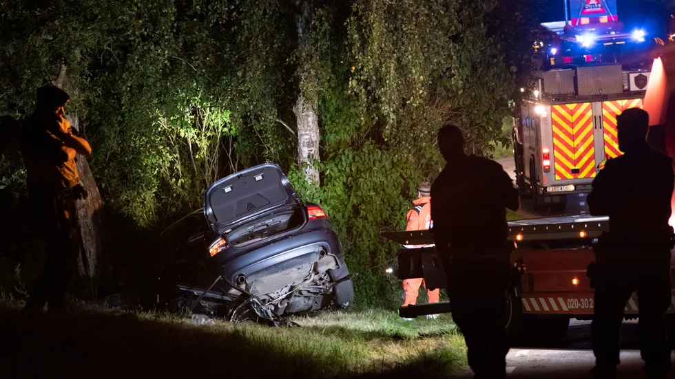 Bärgare, räddningsresurser och polis på plats på länsväg 832 mellan Skabersjöby och Torup öster om Malmö efter att en bil kört av vägen och in i ett träd på torsdagskvällen. Tre personer fanns i bilen vid olyckstillfället.