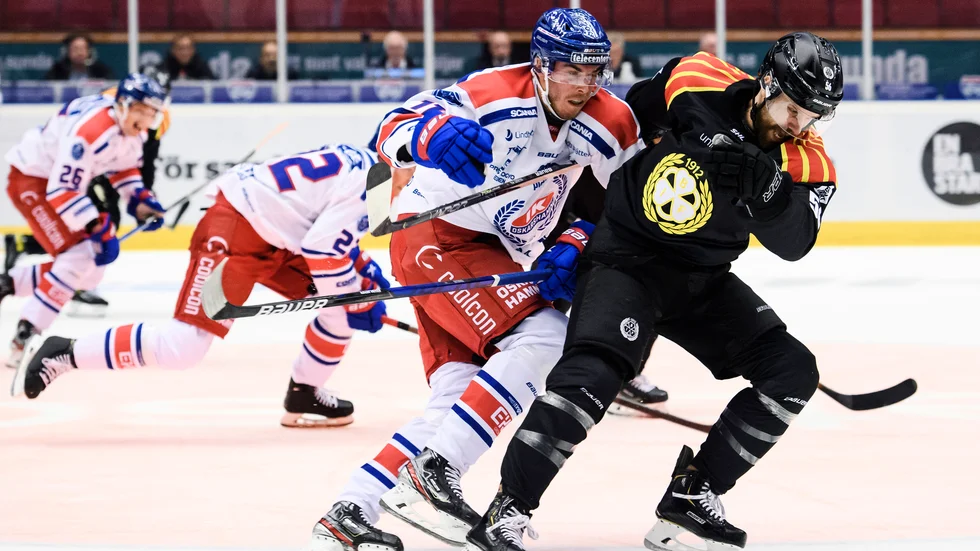 Brynäs Jonathan Sigalet, höger, har blivit bötfälld efter 2–5-förlusten hemma mot Oskarshamn.