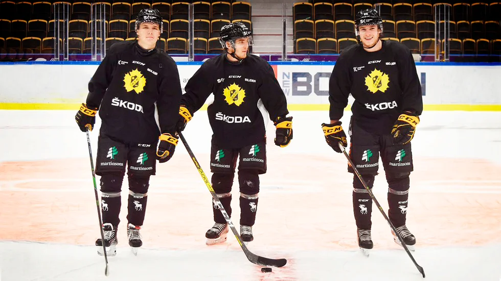 Kedjan med Jonatan Berggren, Andreas Wingerli och Rickard Hugg är redo att ta SHL med storm. Berggren hade två (1+1) poäng i premiären och Wingerli tre (1+2). 